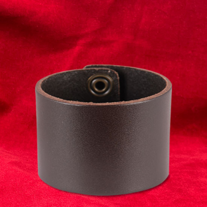 Brunt lderarmband i gruppen  Accessoarer  / Armband och skydd hos Handfaste (1123r)
