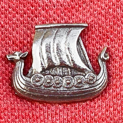 Pin  Vikingaskepp i gruppen Smycken / Broscher och pins hos Handfaste (2750)