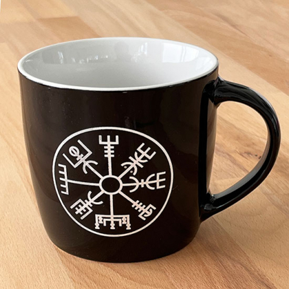 Mugg  Vegvisir svart i gruppen Horn och stop / Stop och glas hos Handfaste (3410)