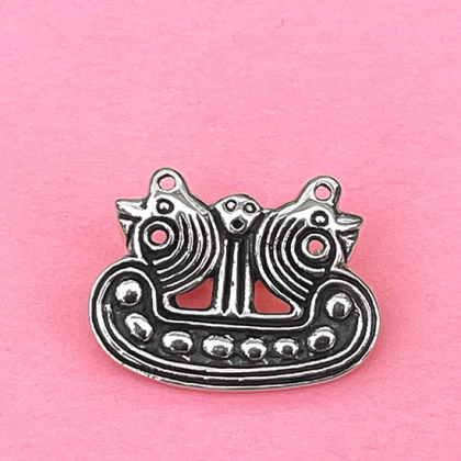 Silverbrosch  Skepp 2 cm i gruppen  Accessoarer  / Mantelspnnen och broscher hos Handfaste (4612)