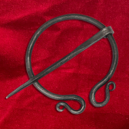 Cloak pin in the group Iron & wood / Iron jewellery at Handfaste (4619)