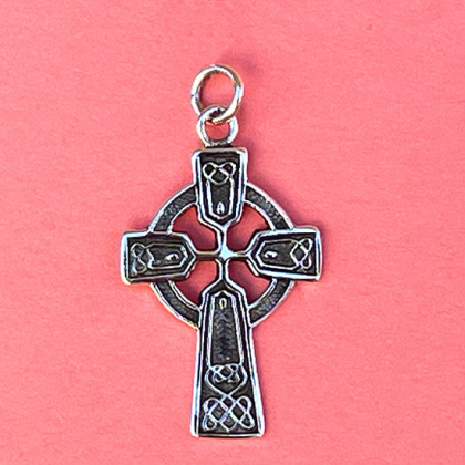 H�ngsmycke  keltiskt kors i gruppen Smycken / Kors hos Handfaste (4748)