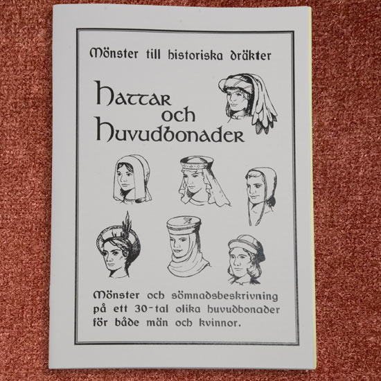 Medeltida kl�dm�nster  Hattar