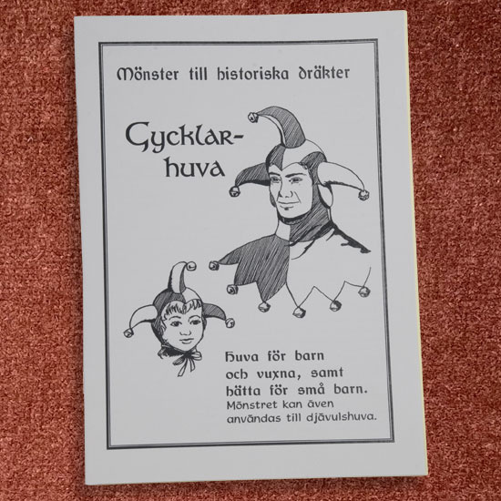 Medeltida kl�dm�nster  Gycklarhuva