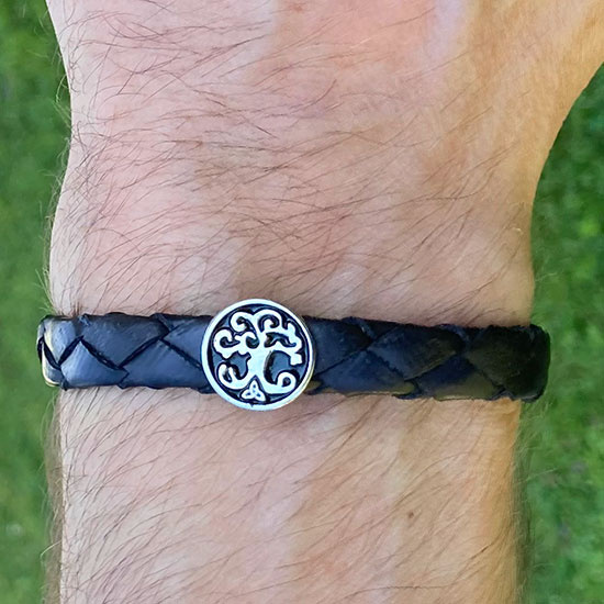  Svart l�derarmband  yggdrasil